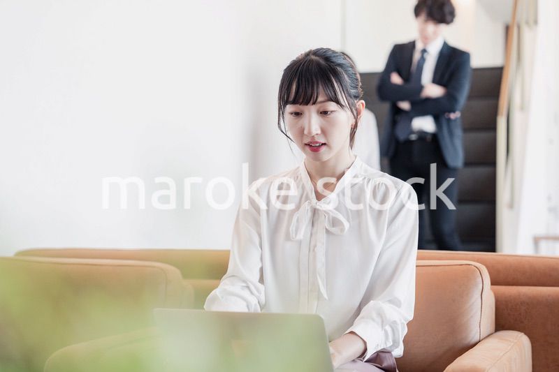 ラウンジで仕事をする若いビジネスウーマン