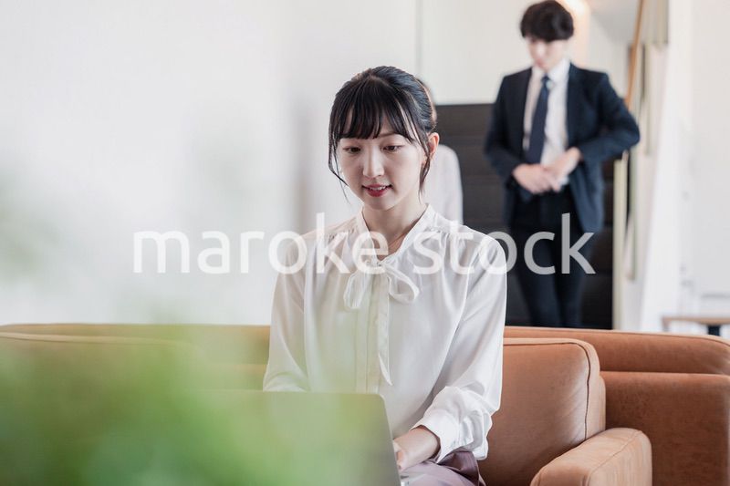ラウンジで仕事をする若いビジネスウーマン