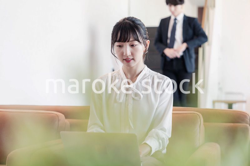 ラウンジで仕事をする若いビジネスウーマン