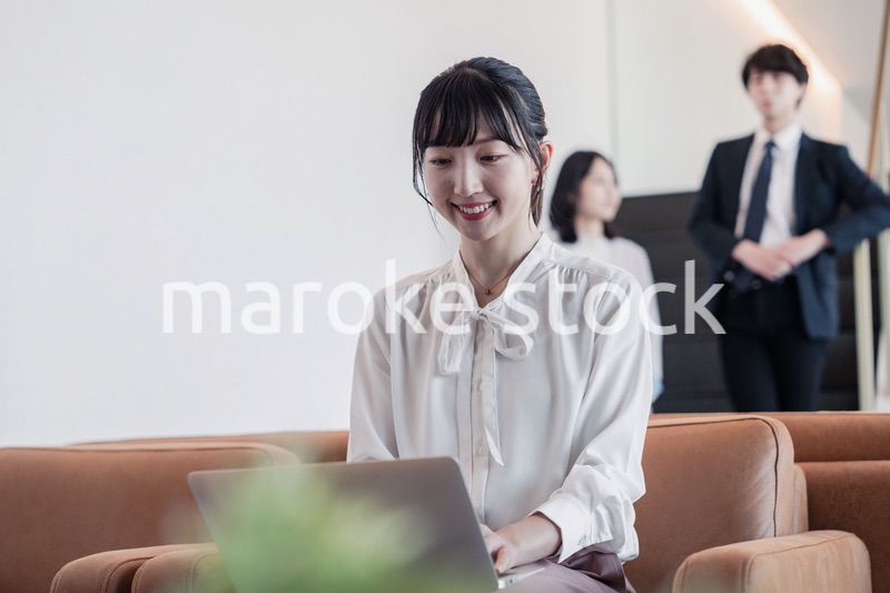 ラウンジで仕事をする若いビジネスウーマン