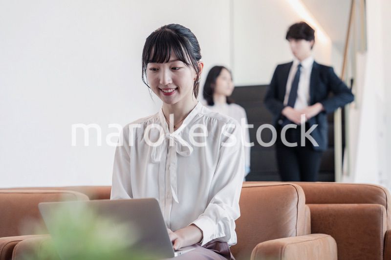 ラウンジで仕事をする若いビジネスウーマン