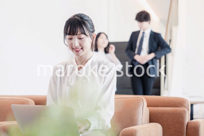 ラウンジで仕事をする若いビジネスウーマン