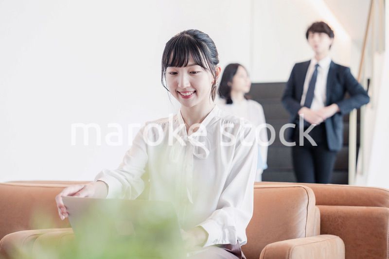 ラウンジで仕事をする若いビジネスウーマン