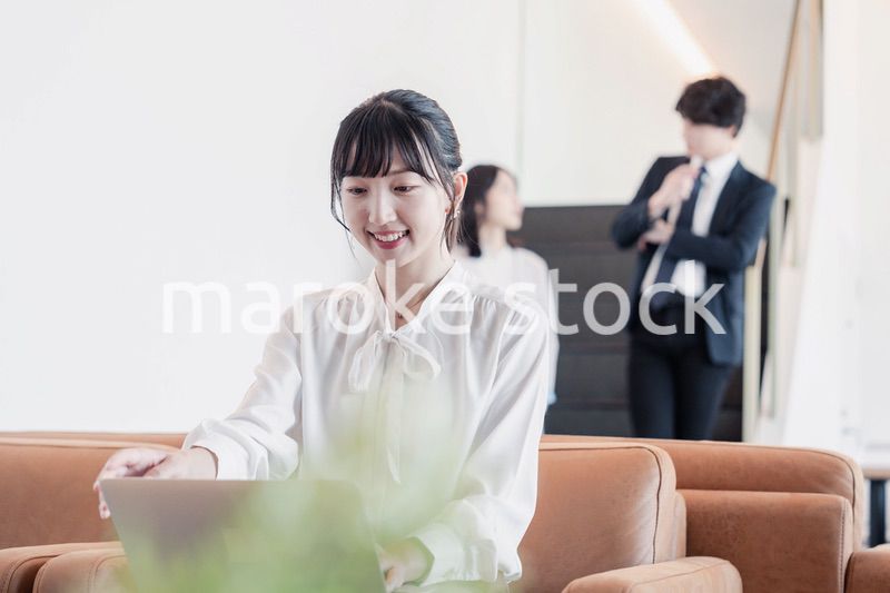 ラウンジで仕事をする若いビジネスウーマン