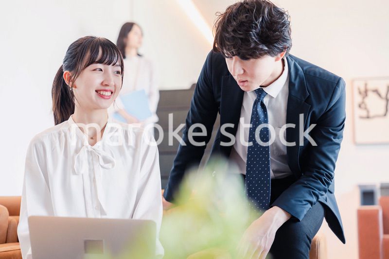 先輩から仕事のアドバイスをもらうビジネスウーマン