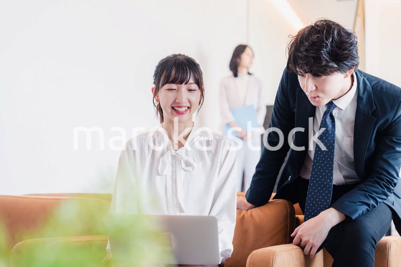 先輩から仕事のアドバイスをもらうビジネスウーマン