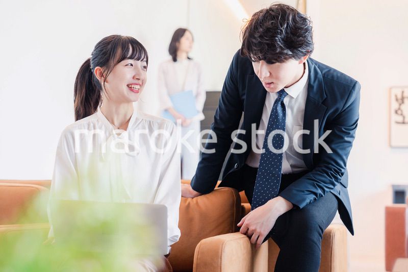 先輩から仕事のアドバイスをもらうビジネスウーマン