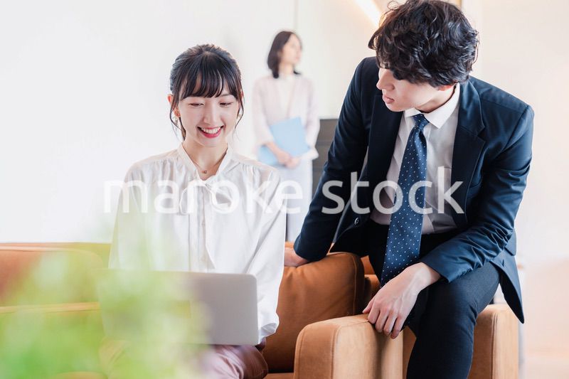 先輩から仕事のアドバイスをもらうビジネスウーマン