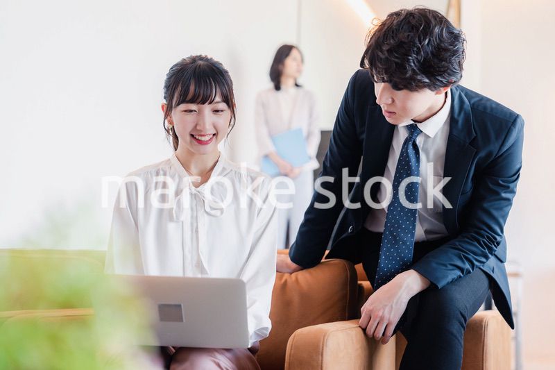 先輩から仕事のアドバイスをもらうビジネスウーマン