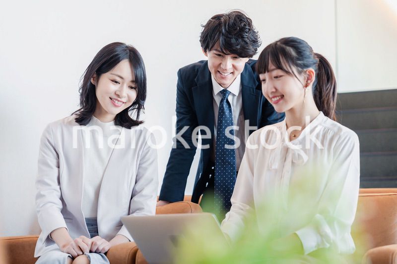 オフィスで打ち合わせをするビジネスパーソン