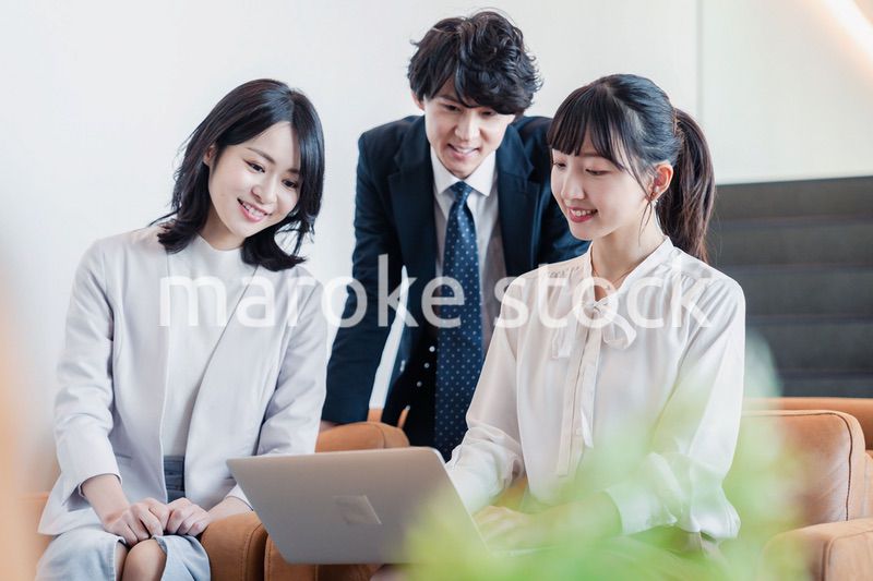 オフィスで打ち合わせをするビジネスパーソン