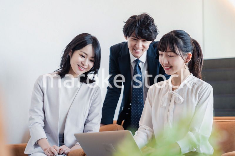 オフィスで打ち合わせをするビジネスパーソン