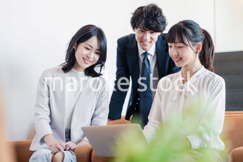 オフィスで打ち合わせをするビジネスパーソン