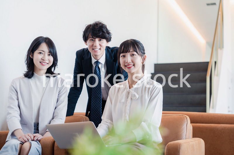 オフィスで打ち合わせをするビジネスパーソン