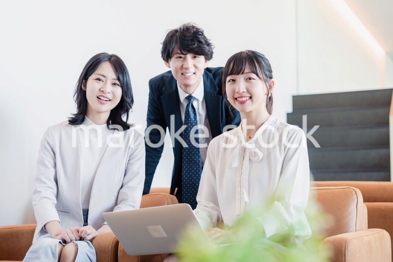 オフィスで打ち合わせをするビジネスパーソン