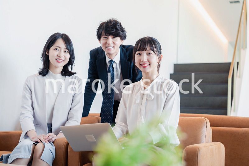 オフィスで打ち合わせをするビジネスパーソン