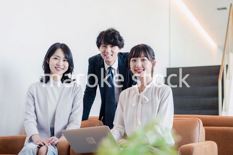 オフィスで打ち合わせをするビジネスパーソン