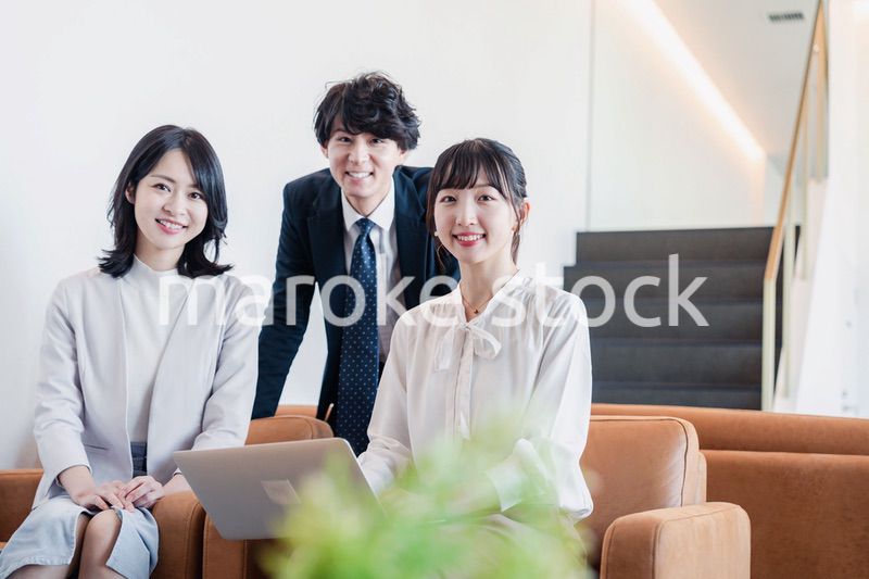 オフィスで打ち合わせをするビジネスパーソン