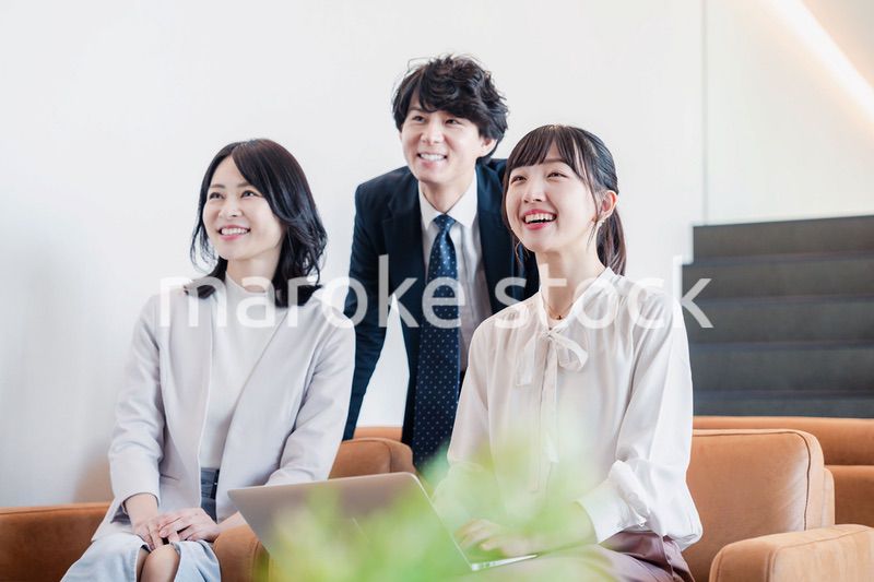 オフィスで資料を共有するビジネスパーソン