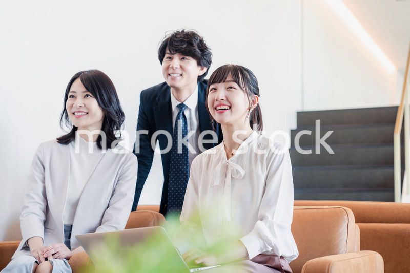 オフィスで資料を共有するビジネスパーソン