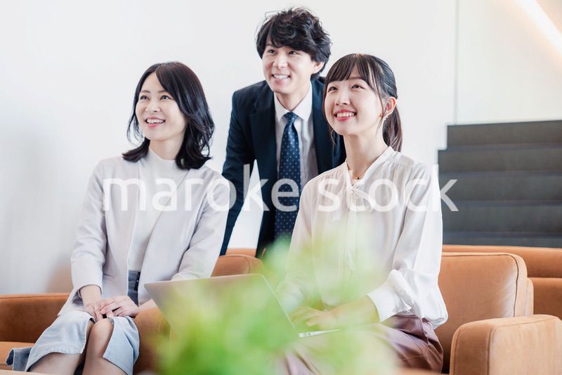 オフィスで資料を共有するビジネスパーソン