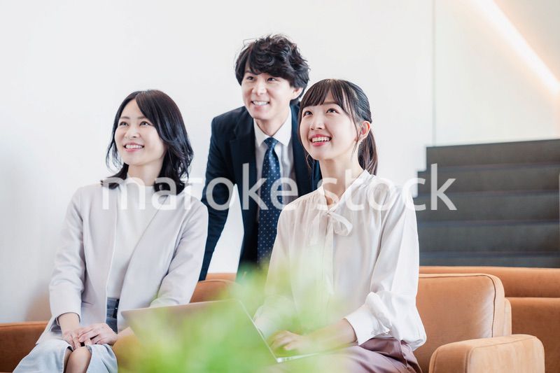 オフィスで資料を共有するビジネスパーソン