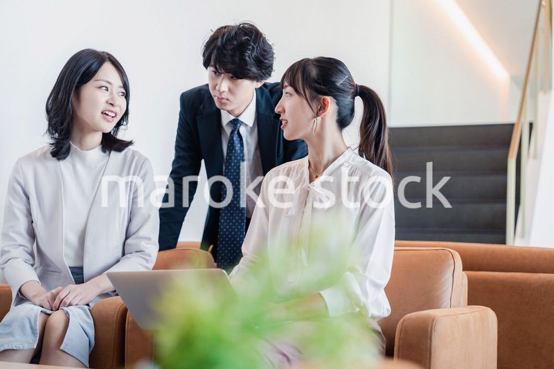 オフィスで打ち合わせをするビジネスパーソン