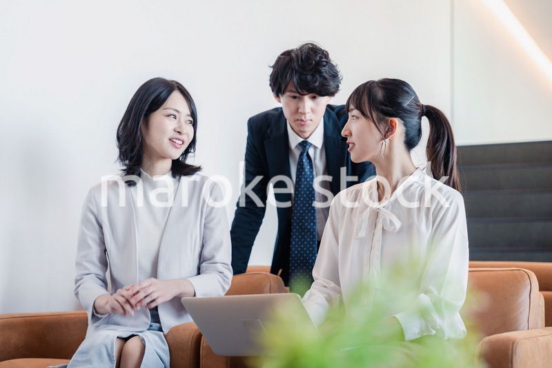 オフィスで打ち合わせをするビジネスパーソン