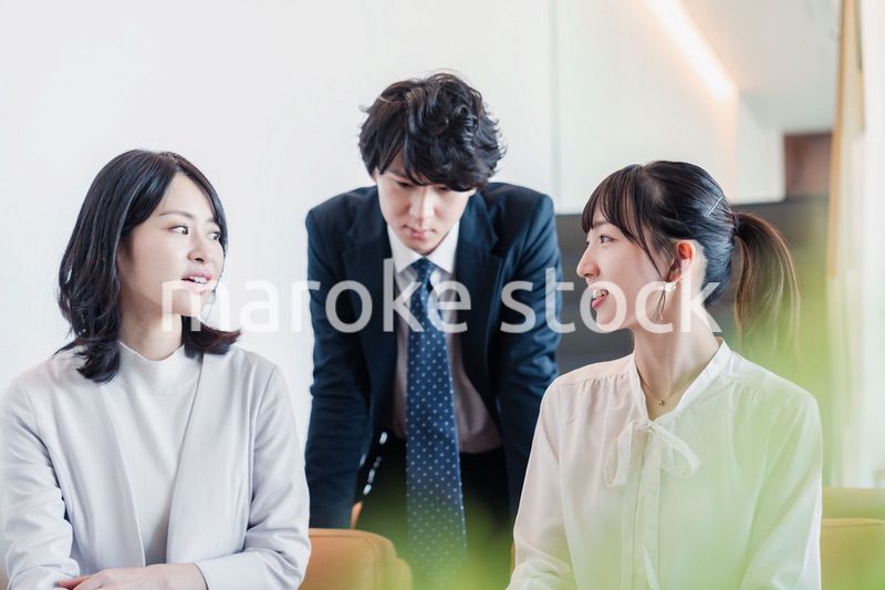 オフィスで打ち合わせをするビジネスパーソン