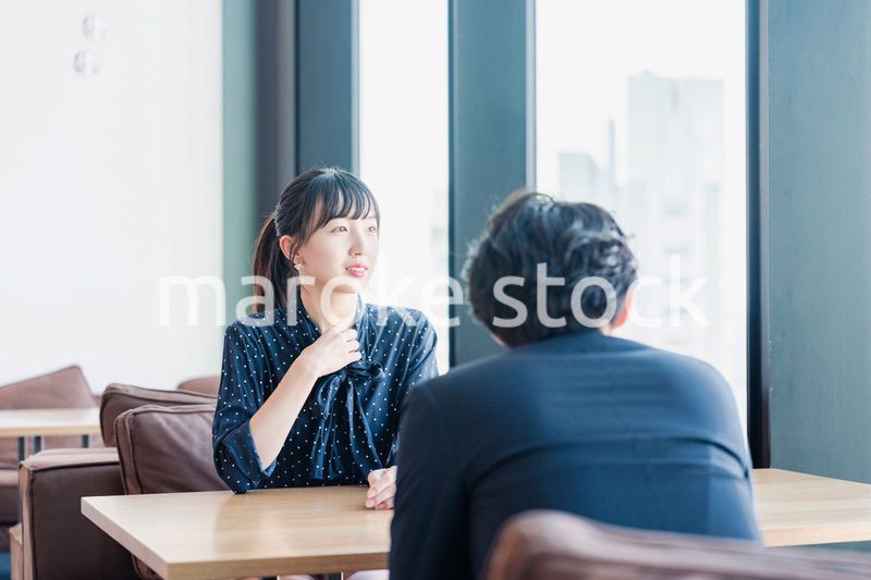 上司と1on1ミーティングをするビジネスウーマン