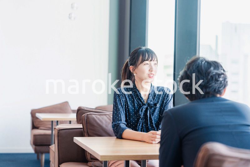 上司と1on1ミーティングをするビジネスウーマン
