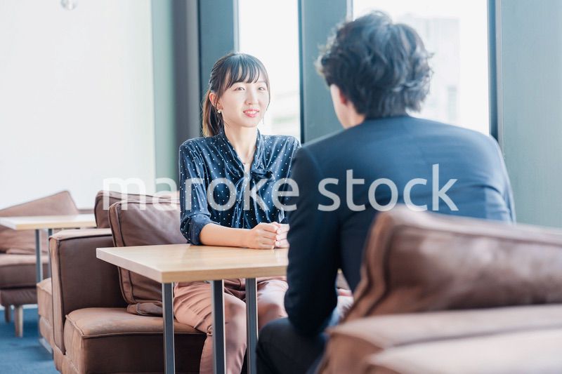 上司と1on1ミーティングをするビジネスウーマン