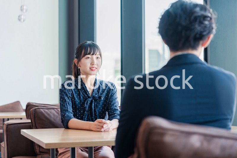 上司と1on1ミーティングをするビジネスウーマン