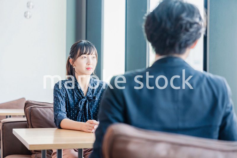 上司と1on1ミーティングをするビジネスウーマン