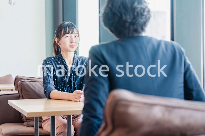 上司と1on1ミーティングをするビジネスウーマン