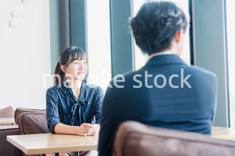 上司と1on1ミーティングをするビジネスウーマン
