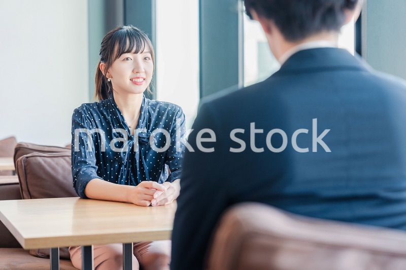 上司と1on1ミーティングをするビジネスウーマン