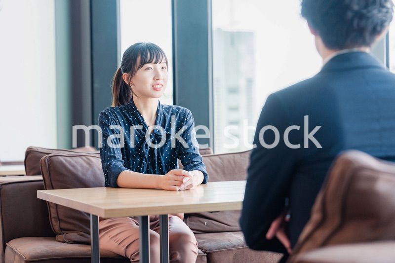 上司と1on1ミーティングをするビジネスウーマン
