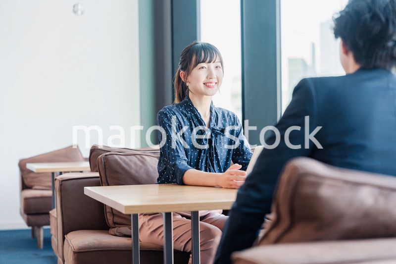 上司と1on1ミーティングをするビジネスウーマン