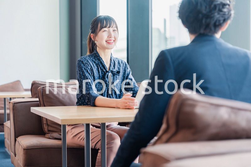 上司と1on1ミーティングをするビジネスウーマン