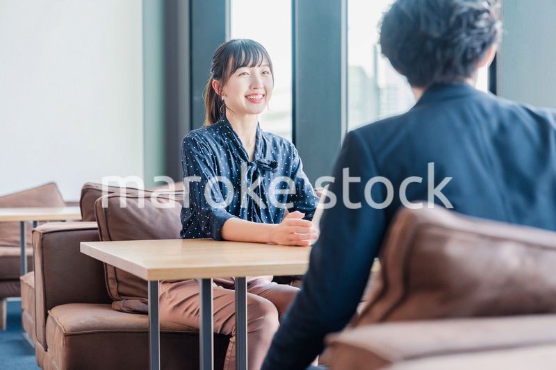 上司と1on1ミーティングをするビジネスウーマン