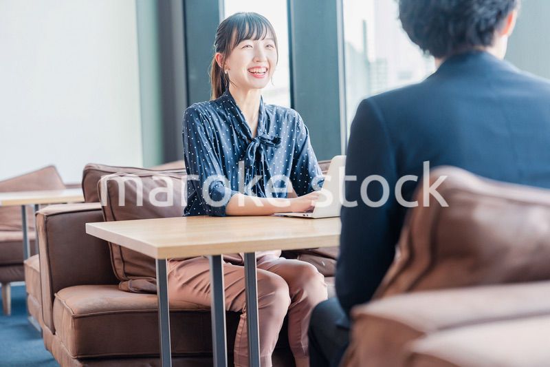 上司と1on1ミーティングをするビジネスウーマン