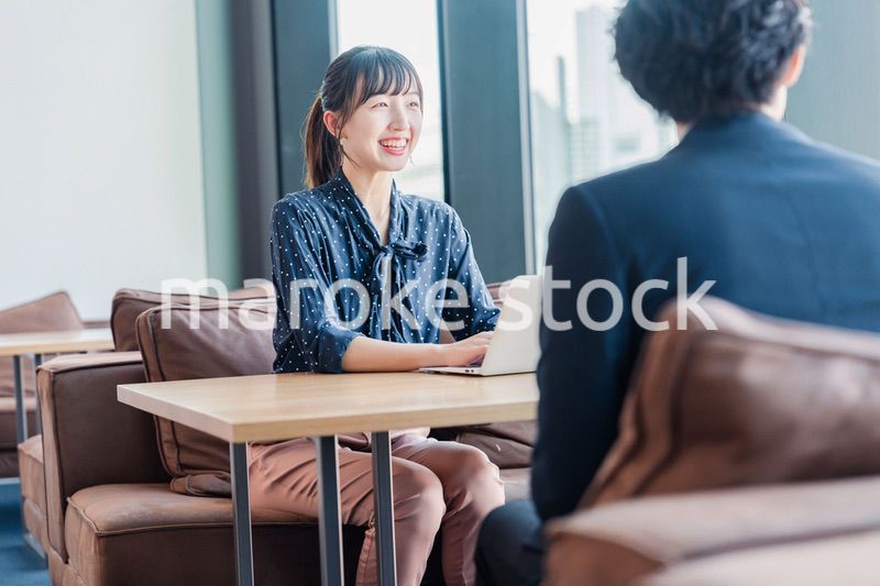 上司と1on1ミーティングをするビジネスウーマン