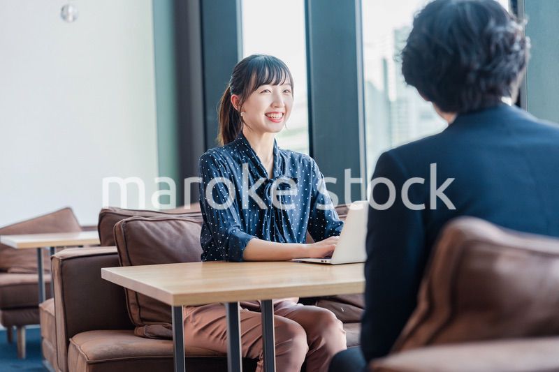 上司と1on1ミーティングをするビジネスウーマン