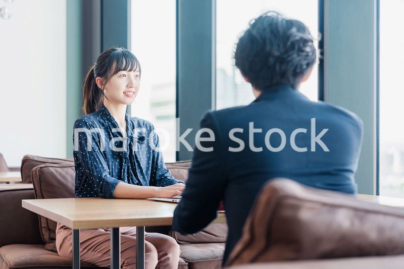 上司と1on1ミーティングをするビジネスウーマン