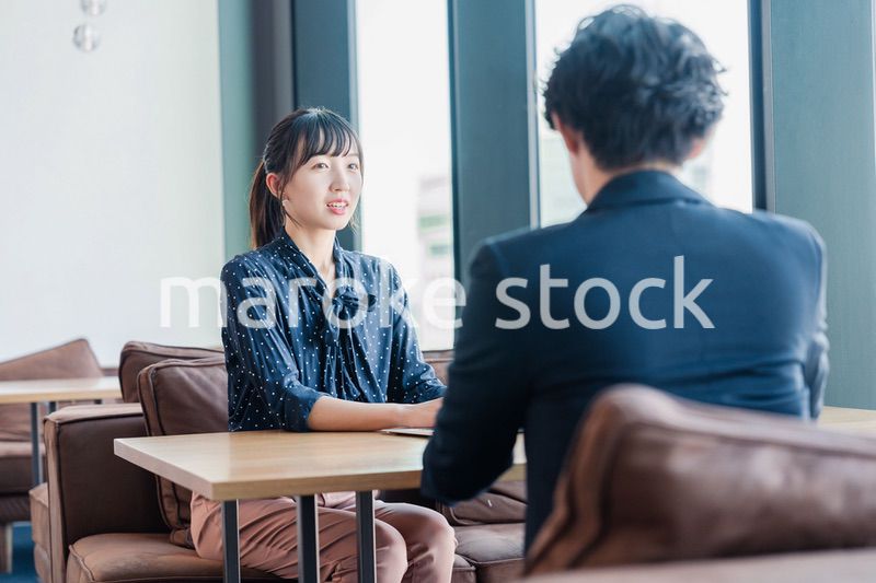 上司と1on1ミーティングをするビジネスウーマン