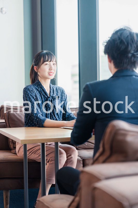 上司と1on1ミーティングをするビジネスウーマン