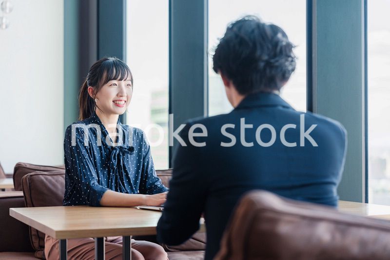 上司と1on1ミーティングをするビジネスウーマン