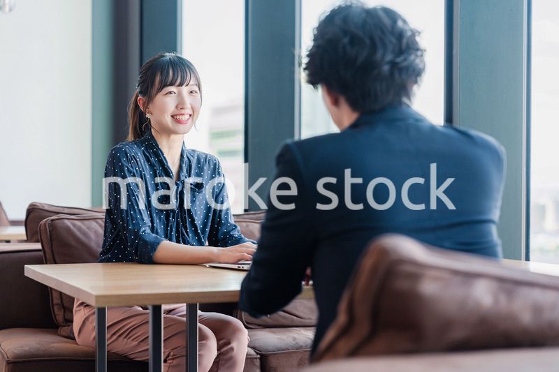 上司と1on1ミーティングをするビジネスウーマン