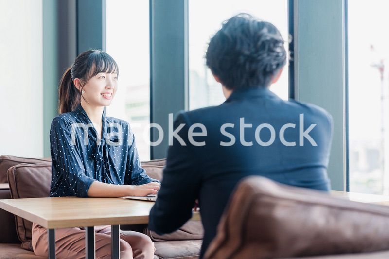 上司と1on1ミーティングをするビジネスウーマン